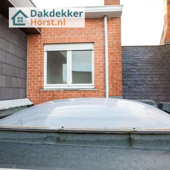 Inspectie van een plat dak in horst met lichtkoepel