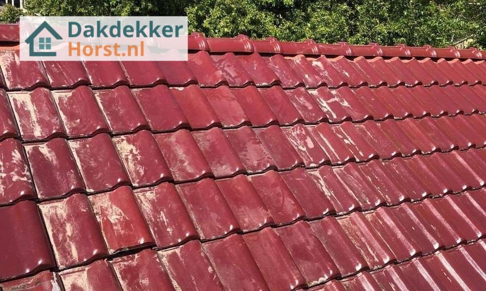 Rood pannendak aangelegd door dakdekker Rood pannendak aangelegd door dakdekker